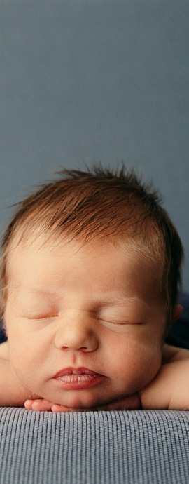 photo-of-newborn-baby-with-chin-on-hands